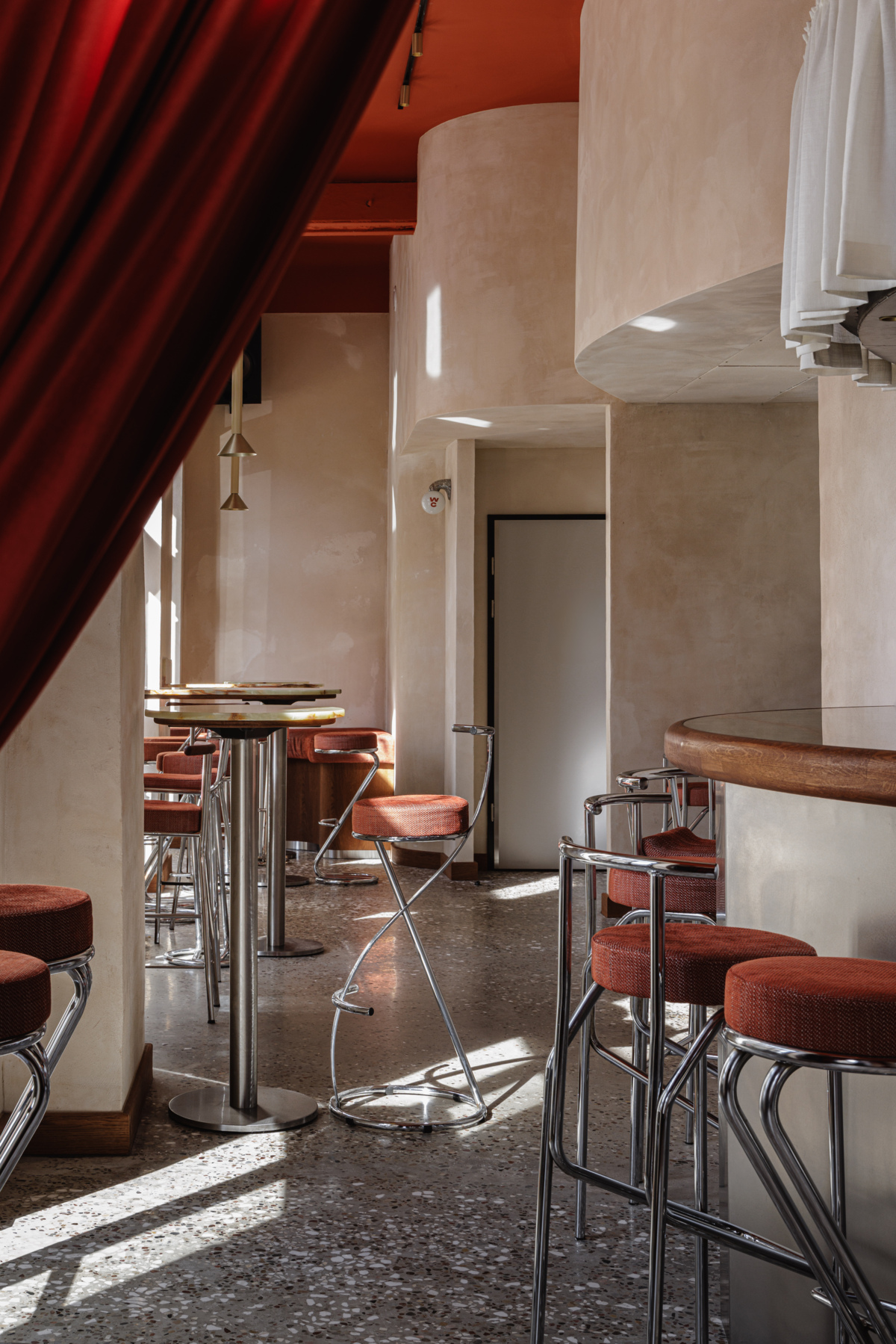 PL-WARSAW_RESTAURANT-BARBARA_EXTRUDED-SUSP_PISTA-TRACK-48V_MINUDE-TRACK-48V_14