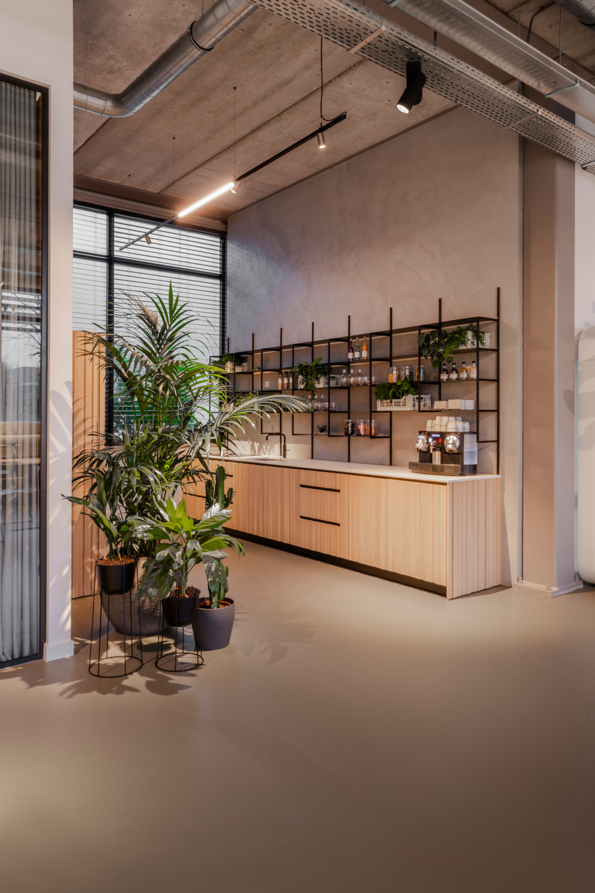 NL-AMSTERDAM_OFFICE-INTERIORWORKS_PISTA-MINUDE_SEMIH_09